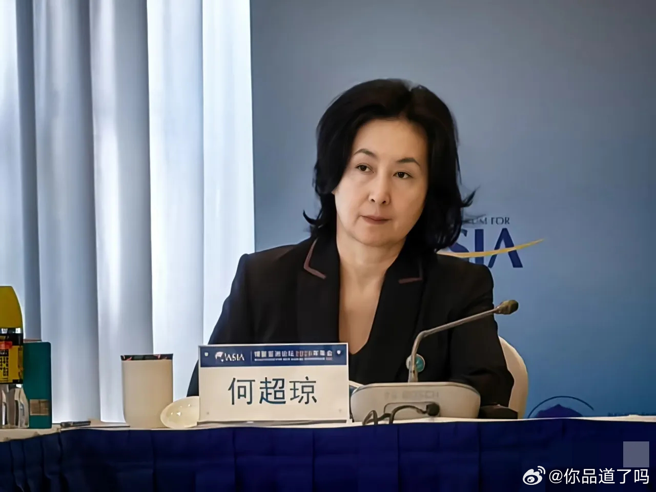 何超琼在澳门美高梅酒店与商界老板合影，64岁的她已生出白发，身着简约大气的奶奶装