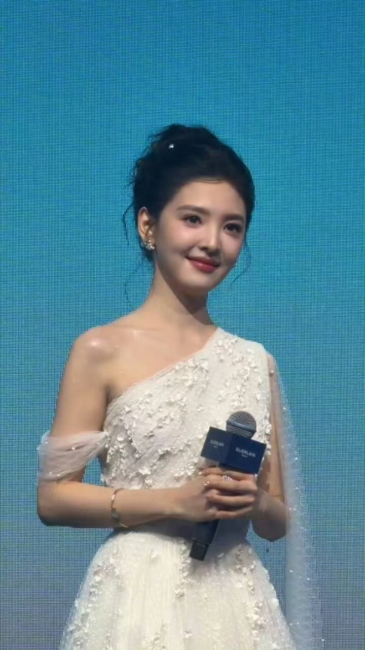 章若楠身穿CONG TRI礼服，佩戴Chopard萧邦珠宝亮相娇兰活动！杨洋王鹤