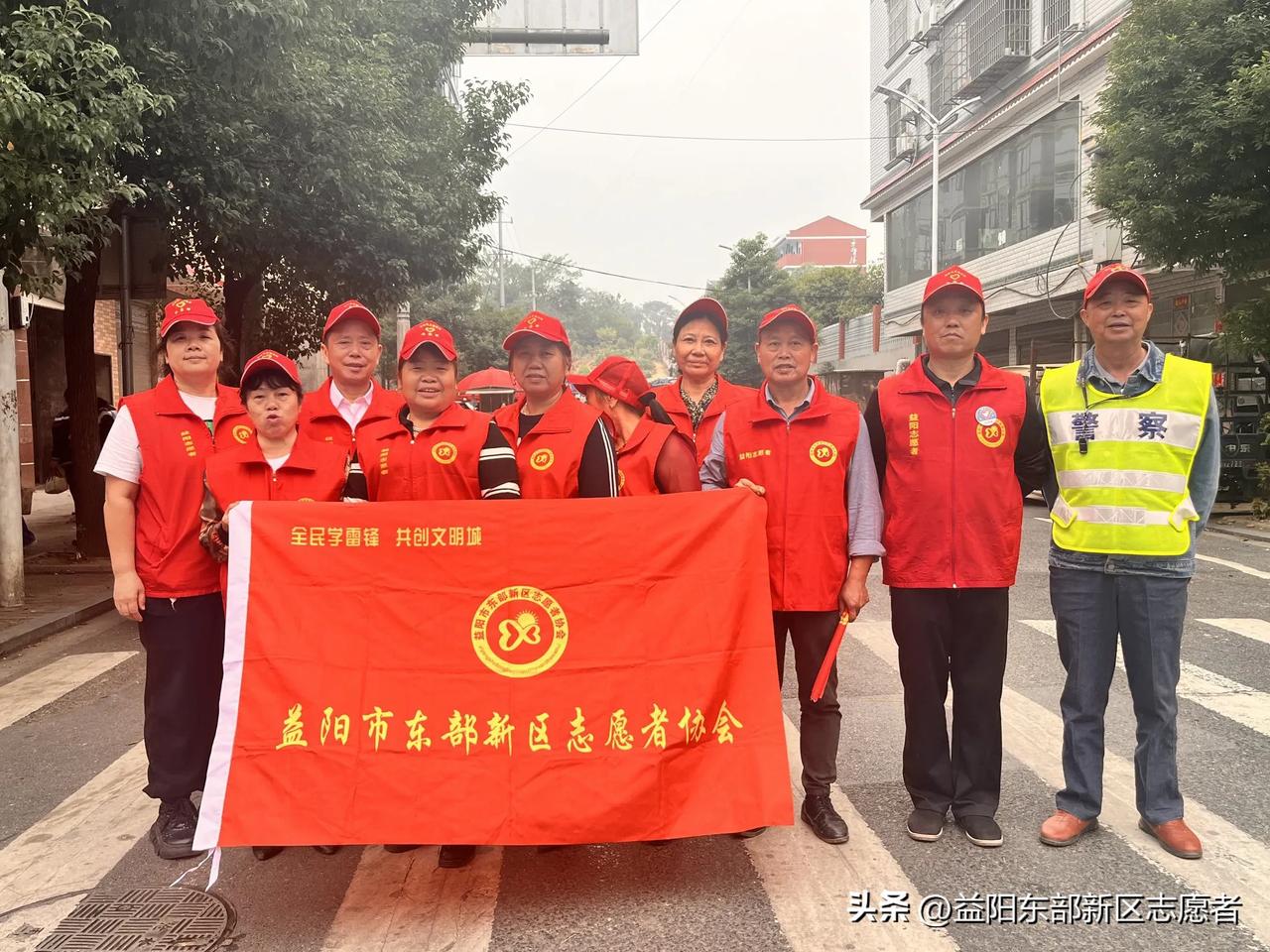 10月12日下午，益阳市东部新区志愿者协会组织志愿者在沧水铺镇芙蓉学校开展护学活