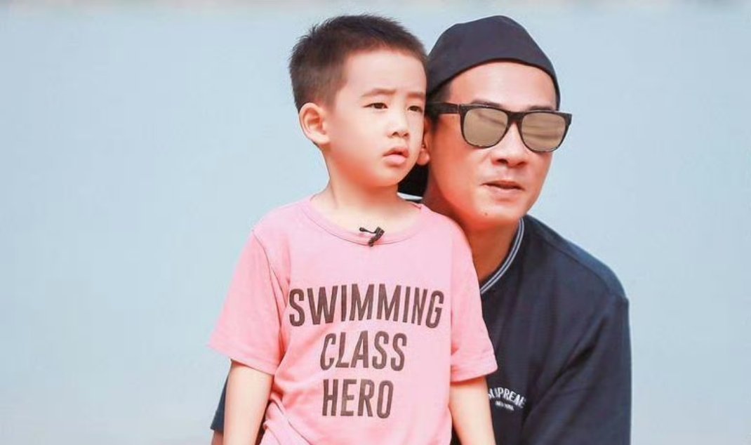小时候的Jasper就是个暖心小甜椒🫑我还蛮喜欢应采儿陈小春他们夫妻俩的[哆啦