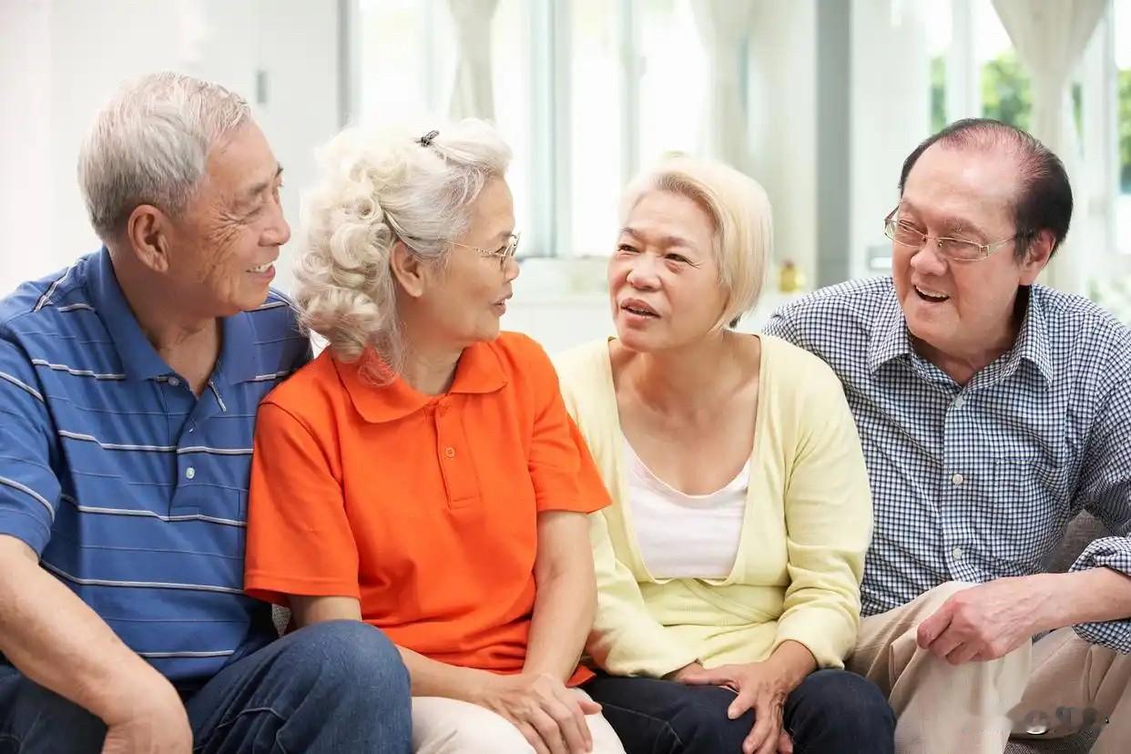 香港人，退休后回了内地生活。每次聚会，内地朋友都问他同一个问题：“香港老人到底过
