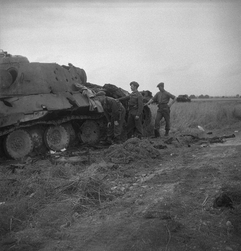 1944 年 7 月，英军正在检查一辆被击毁的德军 “黑豹” A 型坦克。该车隶