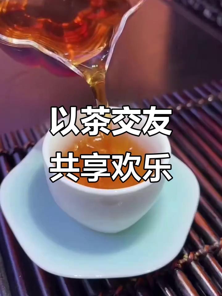 它通过“喝茶聊人生、聊余生”的慢节奏设定，鼓励你放下手机，在清茶的一呼一吸间交换