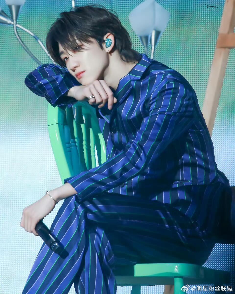 徐明浩每次去香港都会吃鸡煲徐明浩还有多少库存没发 香港之行兼顾艺术与味蕾，原来小