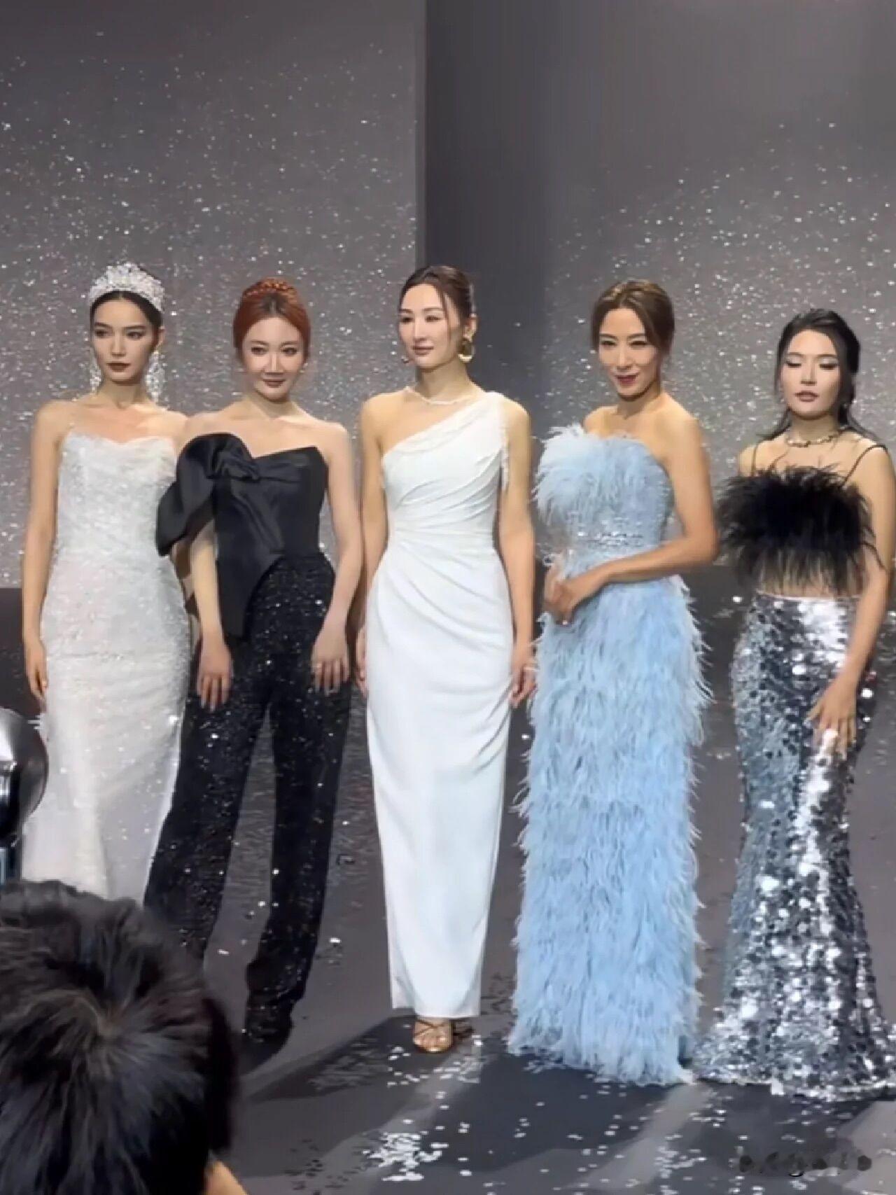 活久见！TVB视后的咖位居然不如TVB最佳女配的咖位。
高海宁和杨怡等女星一同参