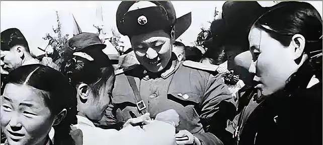 1953年朝鲜战场，志愿军38军某营长袁光亮因违反军纪被判处死刑。执行当天，一名