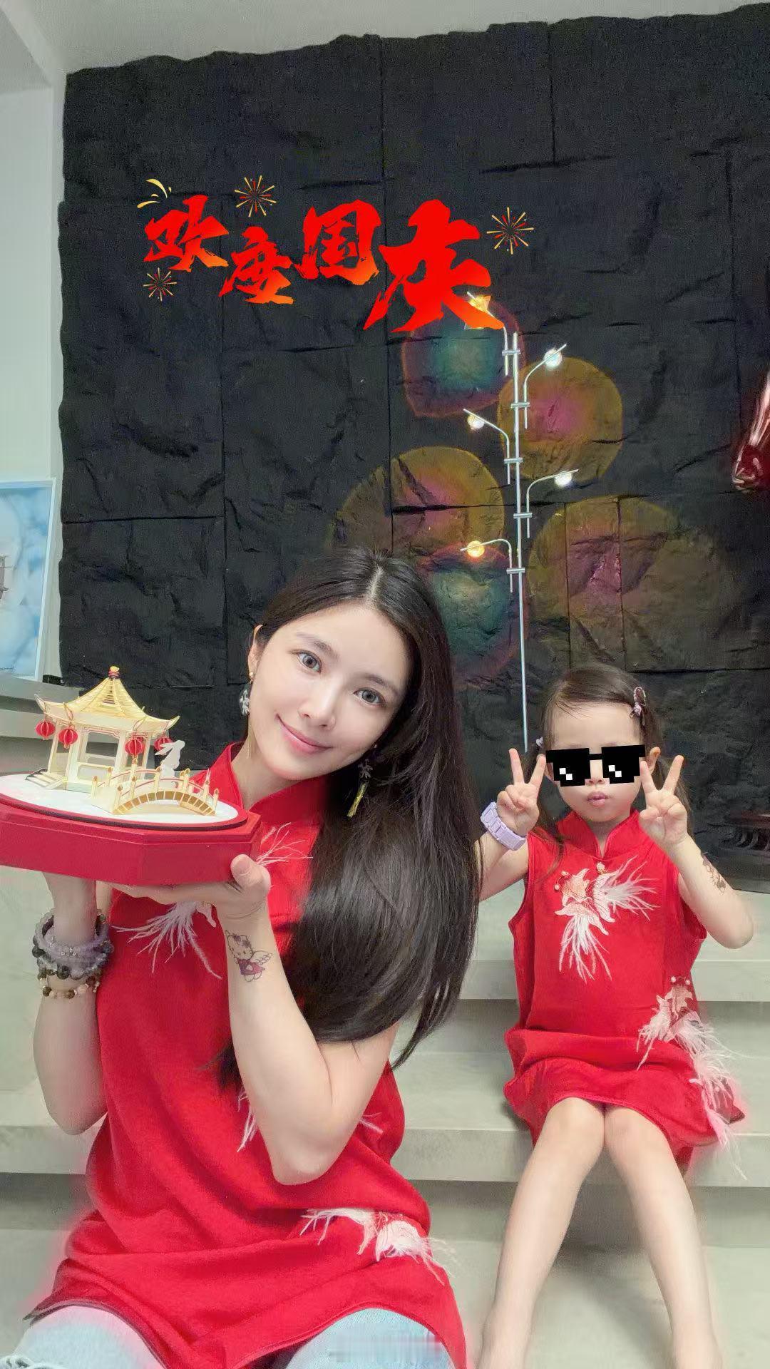 杜淳女儿长这么大了王灿晒与女儿合照 10月2日，杜淳妻子晒与女儿合照：“国庆当然