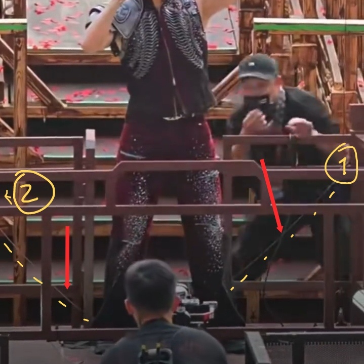 这就属于叫“过设计”了，这个结构这个起降方式的吊篮没有必要做这种两侧加固。这个也