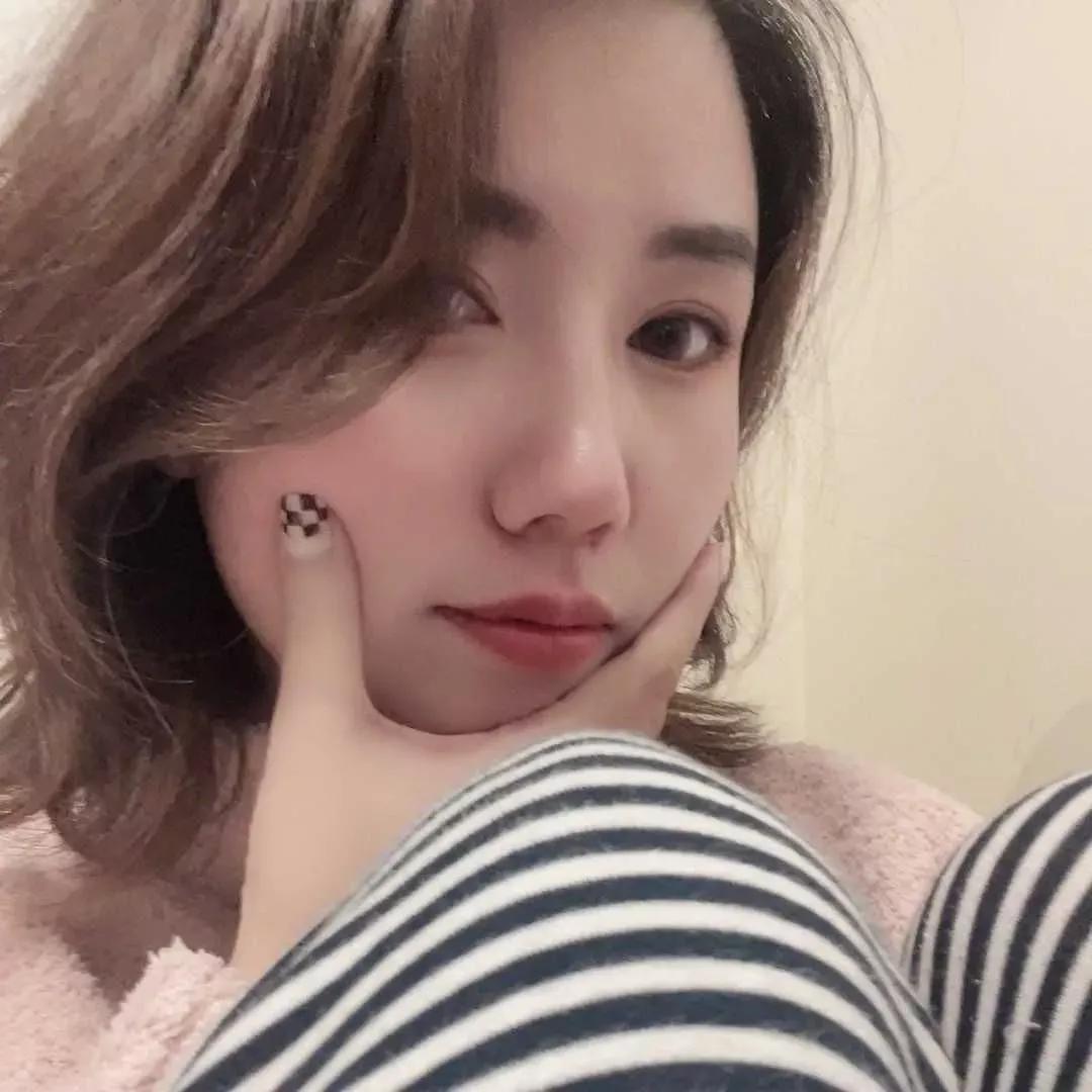 #离异女人和大龄剩女哪一个更难?#
两者都难，只不过各有各的难。
离异女人难主要