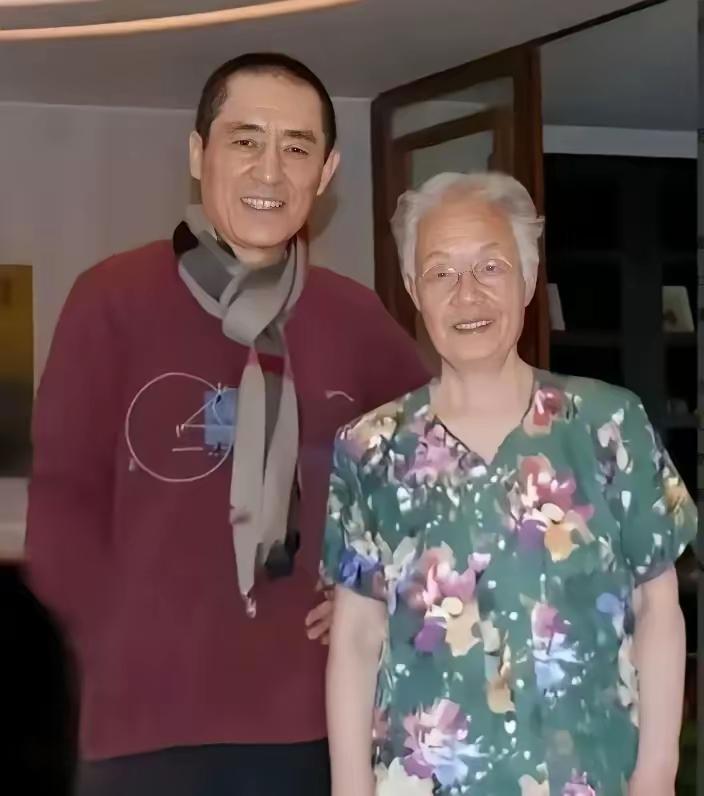 这位老男人可是内娱圈的大人物，应许你不知道他是谁，但是你绝对喜欢他导演的作品，事