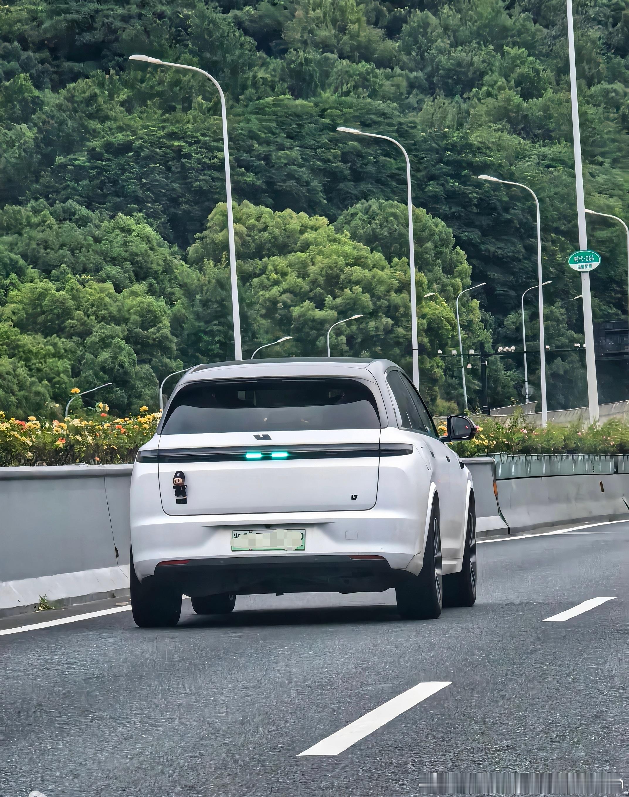 【工信部发布国标征求意见稿：L2级禁用智驾“小蓝灯”】10月20日，据工业和信息