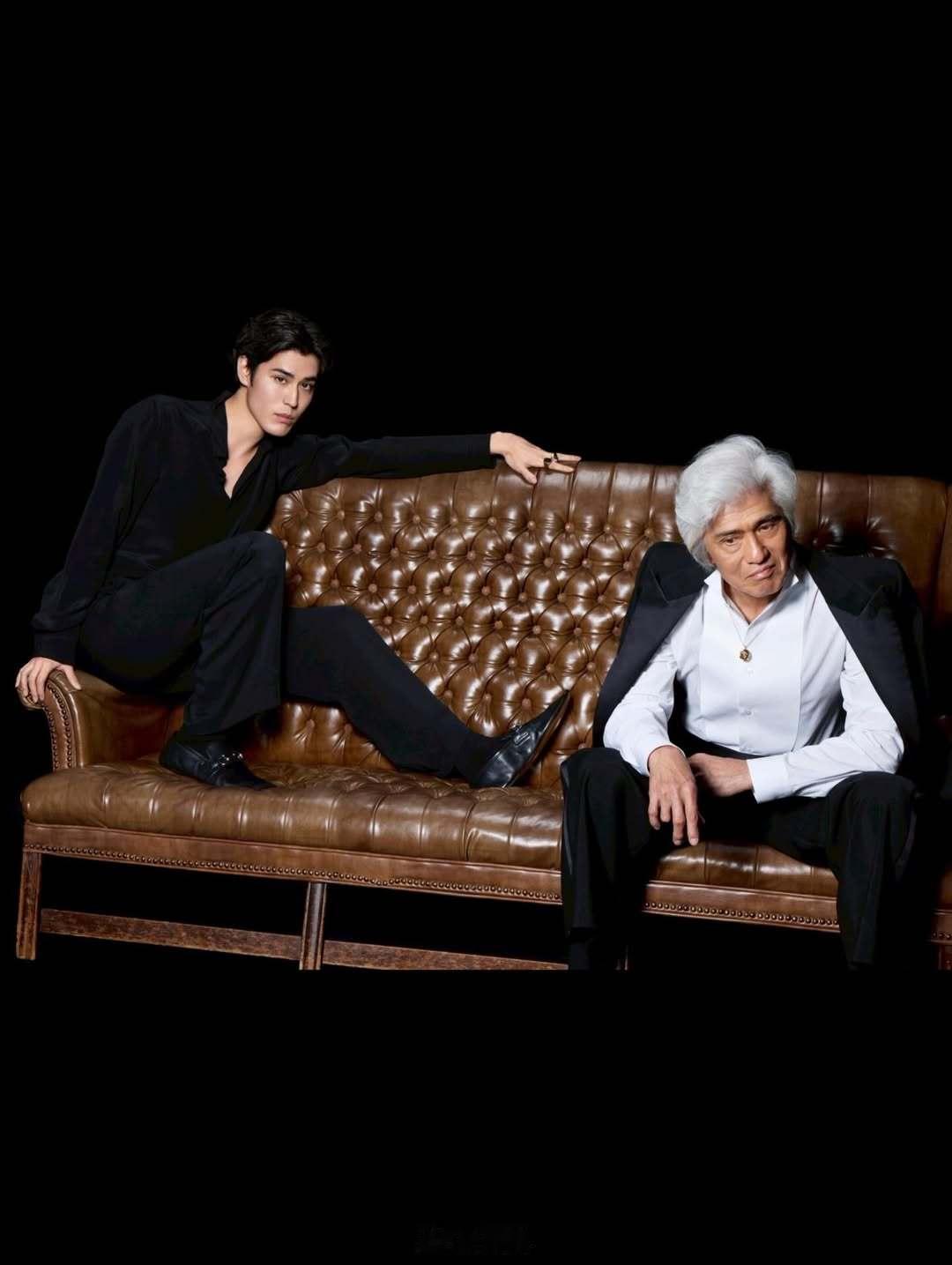 演员宽一郎（29）于13日更新了个人INS，公开了与父亲兼演员的佐藤浩市（65）