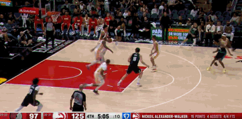 再秀一个！库明加上演反击风车扣篮！
在今天NBA常规赛老鹰对阵开拓者的第四节比赛