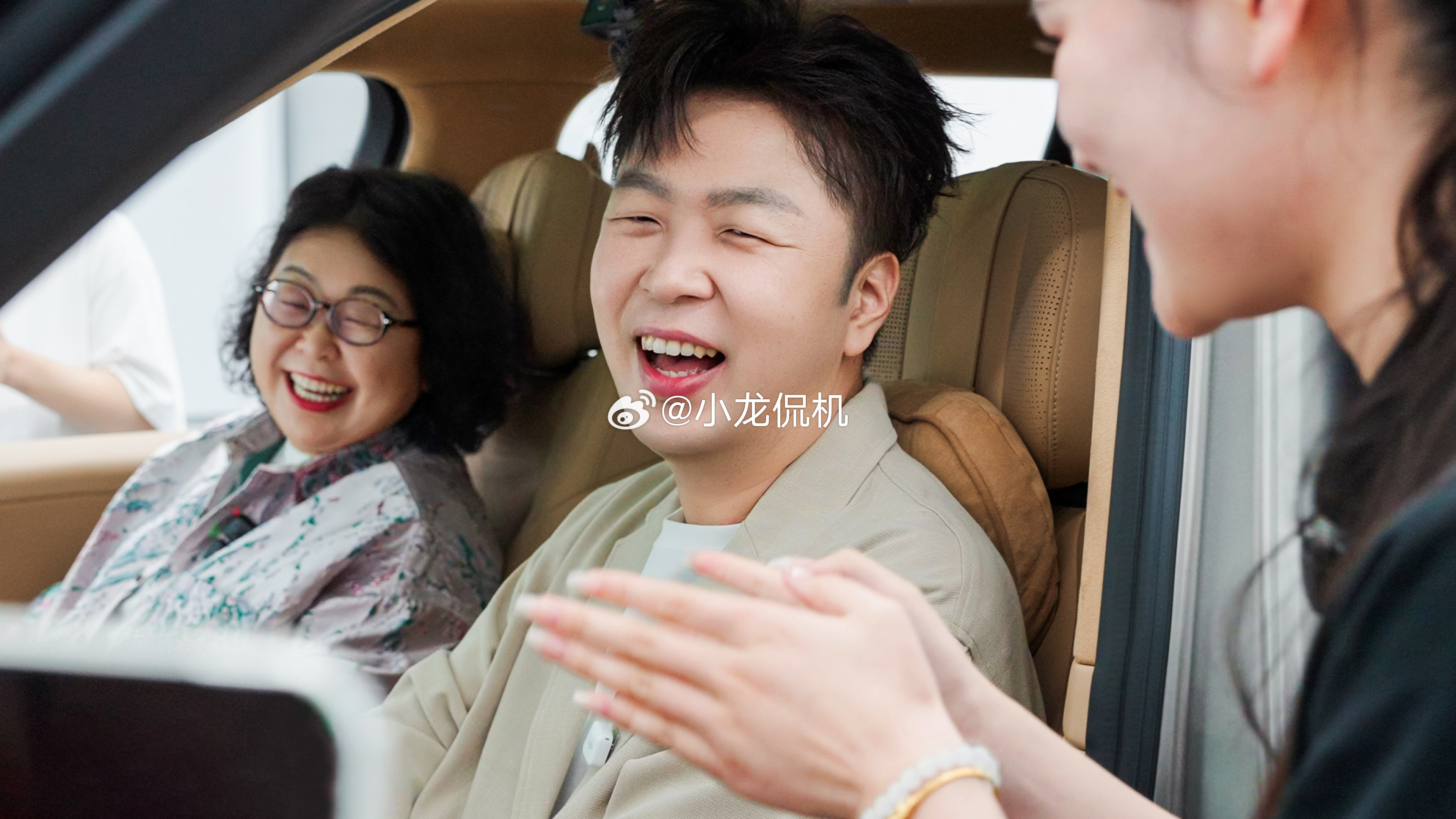 杜海涛提小鹏GX兴奋到前一晚没睡着杜海涛带妈妈提小鹏GX开心得合不拢嘴 小鹏的明