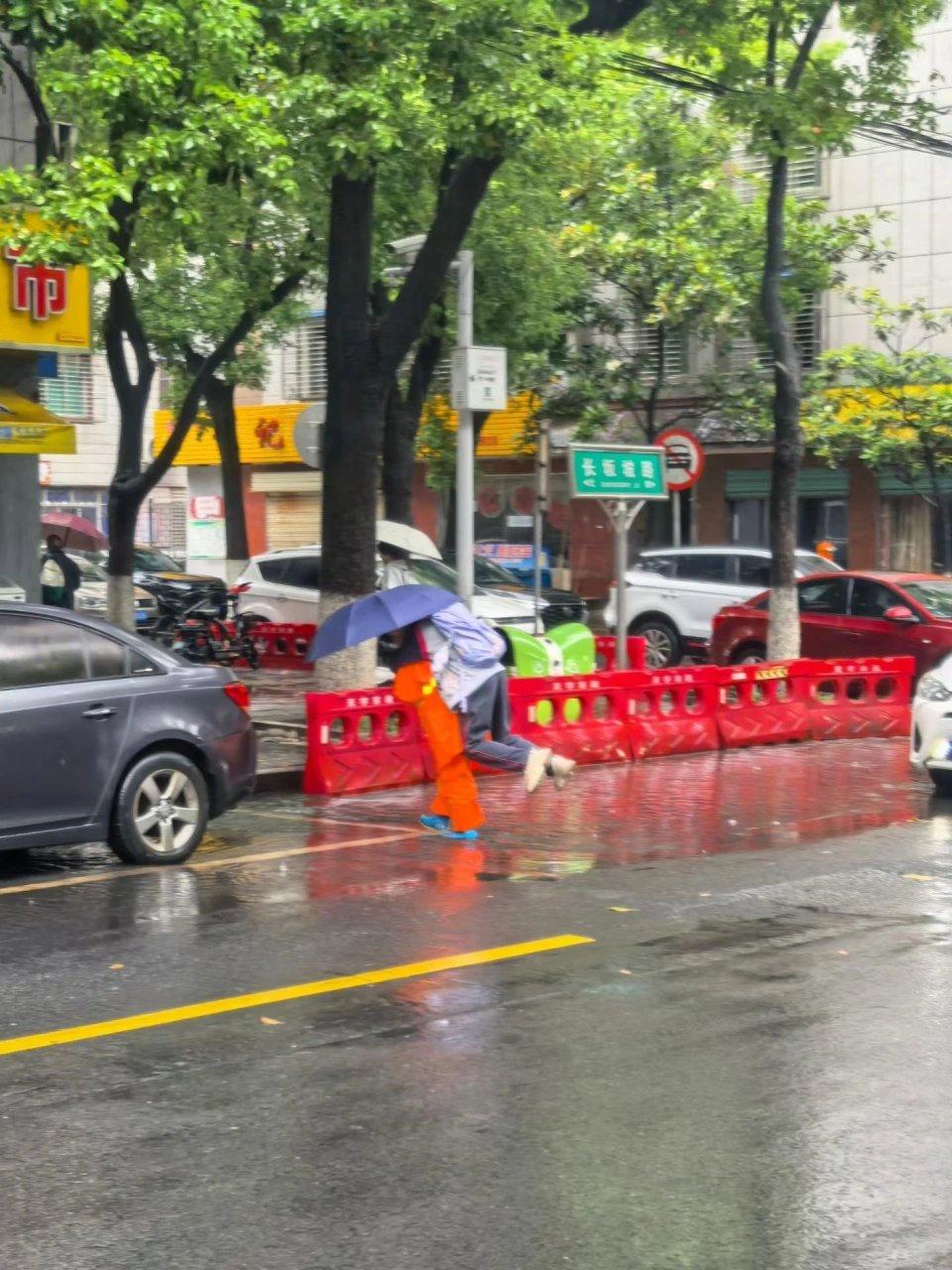 暴雨如注的清晨，大多数人还在睡梦中。一位63岁的阿姨，一口气背了50多个学生蹚水