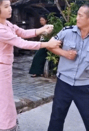 图一：不按套路出牌的妹子，保安大哥明显就被坑了。
图二：服务员妹子是得有多困，刚