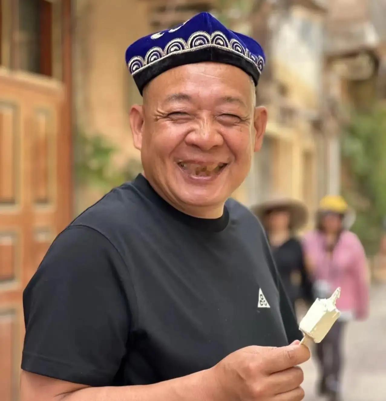 “胖东来老板回老家卖甘蔗，边啃边吆喝”上热搜：啃的不是甘蔗，是成年人久违的松弛感