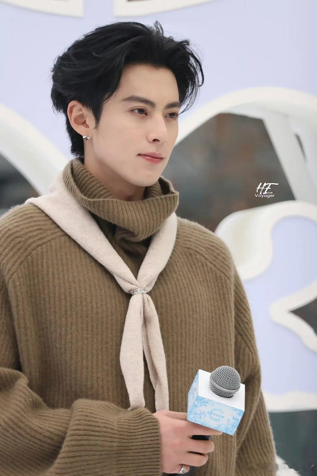 王鹤棣今日线下生图，冬日暖男，最近变得好温柔，但脸一如既往权威