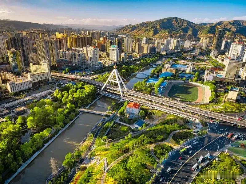 一顿饭饿倒4名专家 通报为何要脑补 一顿饭“饿倒”4名专家，通报为何要靠脑补？