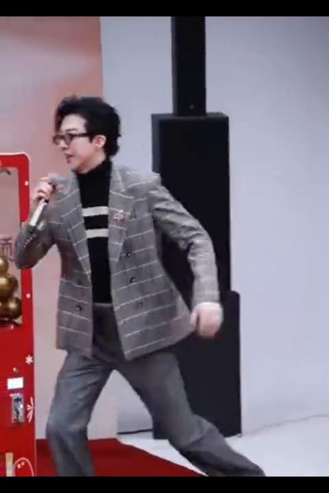 给姐姐打个招呼。