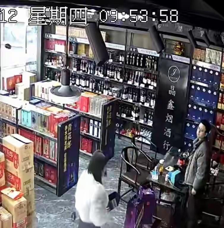 女子不慎摔碎价值2千多元马年茅台酒。她老公一句抱怨没有，还安慰老婆说“没事”。