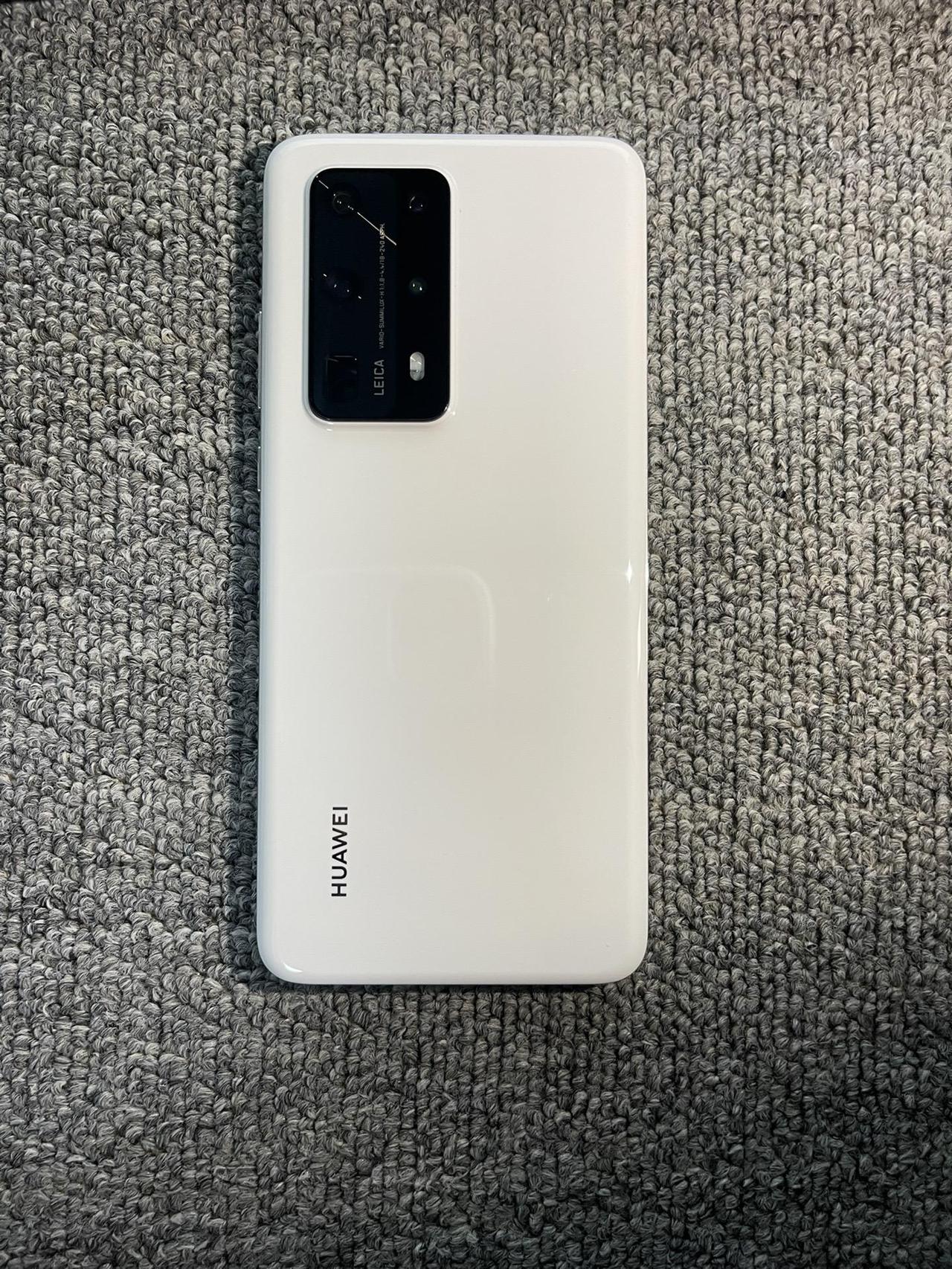 还有人记得华为P40 Pro+吗？今天依然找不到第二台比它漂亮的陶瓷白，屏幕也很