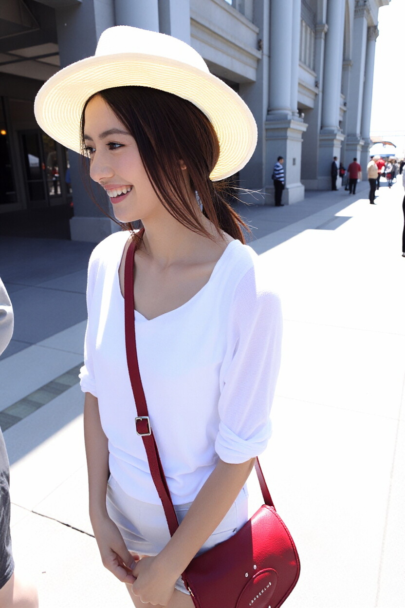 白衫草帽搭配红包，清新又亮眼，笑容治愈又有感染力，把夏日的清爽和她的温婉气质完美