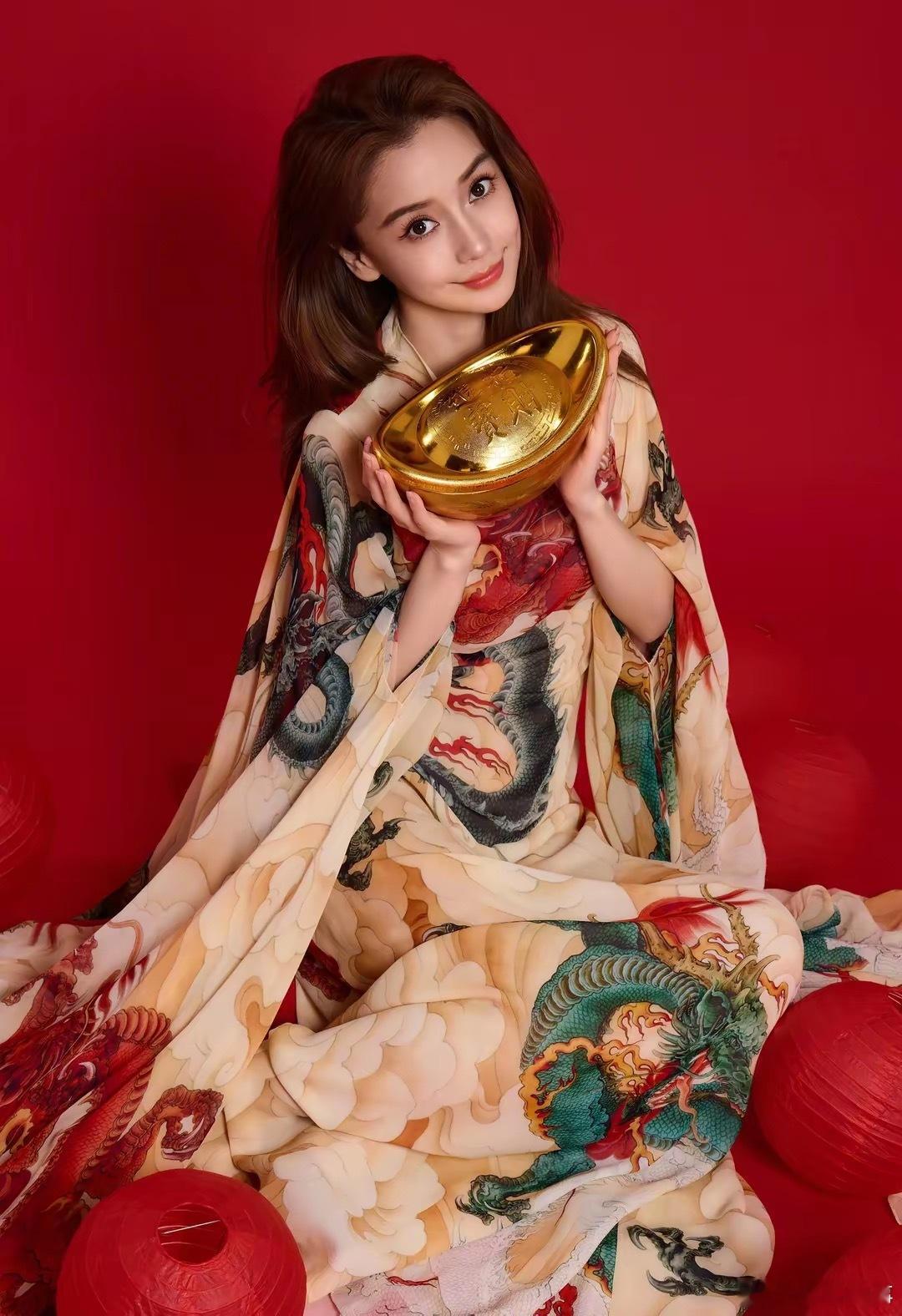 angelababy[超话]  Angelababy杨颖给大家拜年了，蛇年的第一