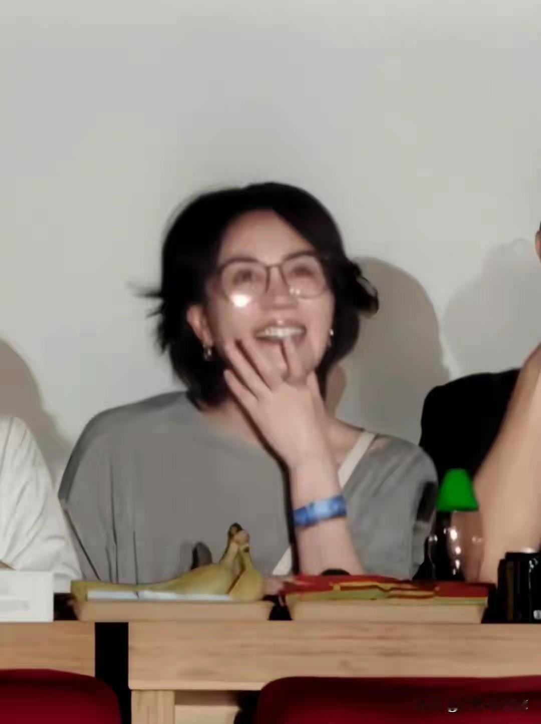 57岁的王菲现身北京，为那英演唱会捧场。没有华丽造型，也没有刻意抢镜，她坐在VI