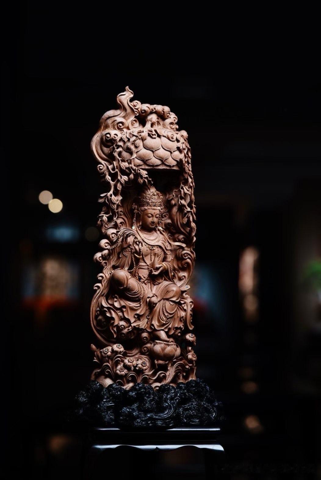 檀香缓缓，清风自来。

老山檀香温润醇厚，天然木纹如水流转。柳枝观音静坐菩提树下