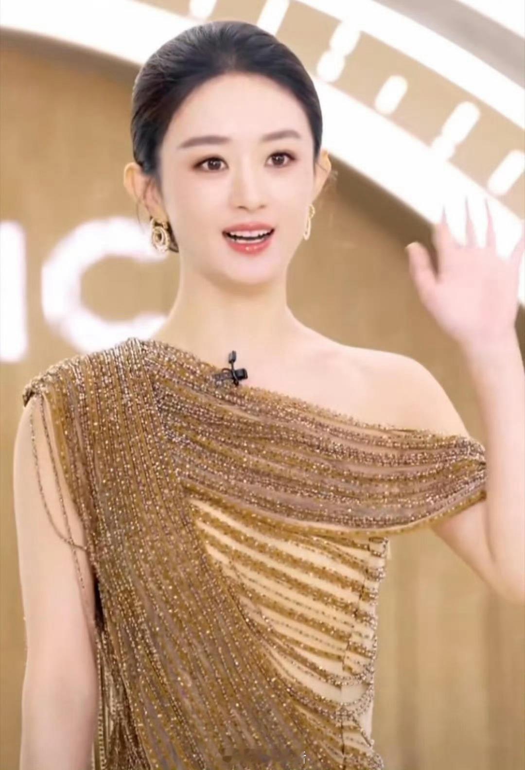 赵丽颖笑起来好看一点儿，不明白现在工作室出图营业都爱冷脸。今晚直播还可以，正常发