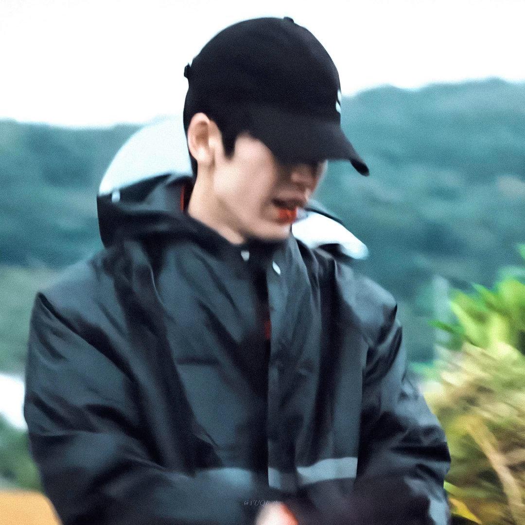 张凌赫张凌赫说纪录片更自由原来他私底下是理工男张家玮啊。他说纪录片比当张凌赫更自