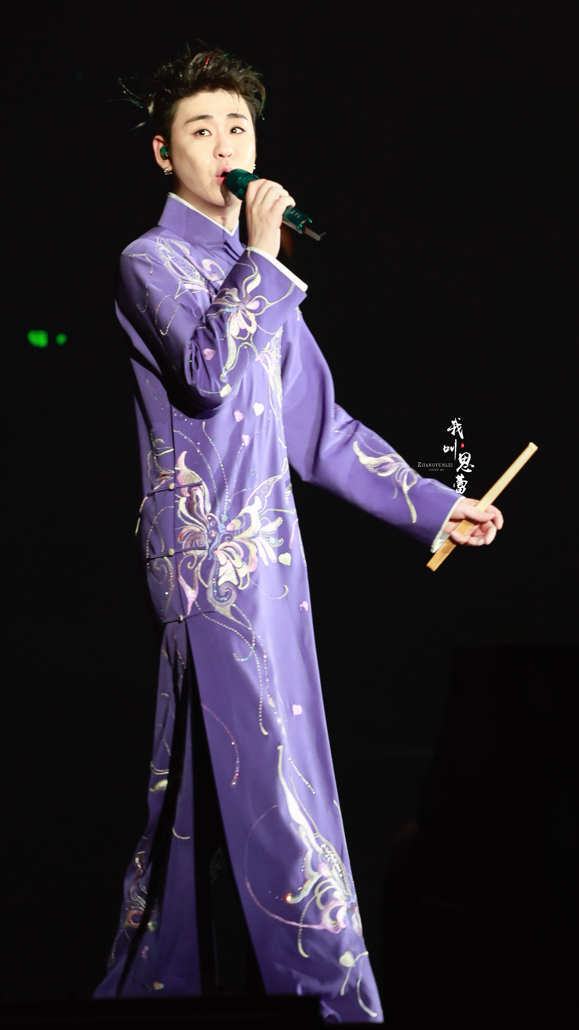 张云雷张云雷靠近你演唱会 紫气东来刺绣新大褂张老板又又又杀疯了！我说一句，“张云
