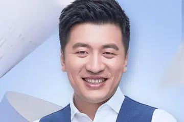 回顾张雪峰最扎心的10句名言。
 1. 选择比努力更重要，但有得选的前提是你足够