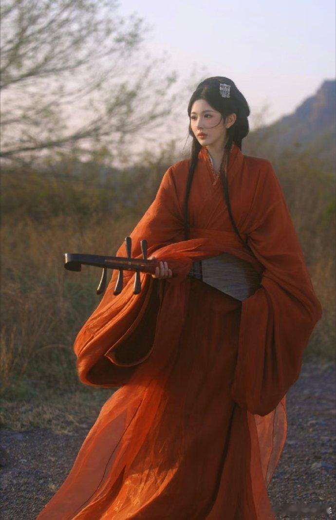 孔雪儿又用美貌袭击我孔雪儿将门独后红色垂耳兔路透每次看孔雪儿的古装都觉得很舒服，