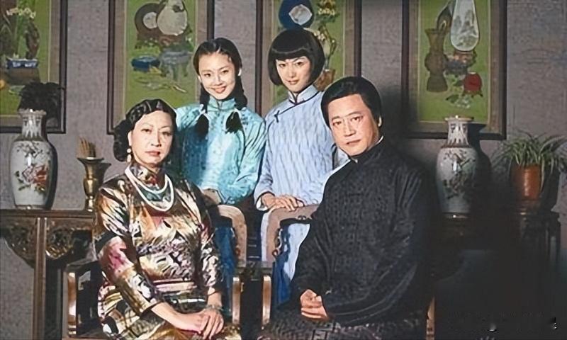 1904年，通房丫头李氏，站着侍奉丈夫与正妻长达33年。这日，她正在盛饭。谁知，