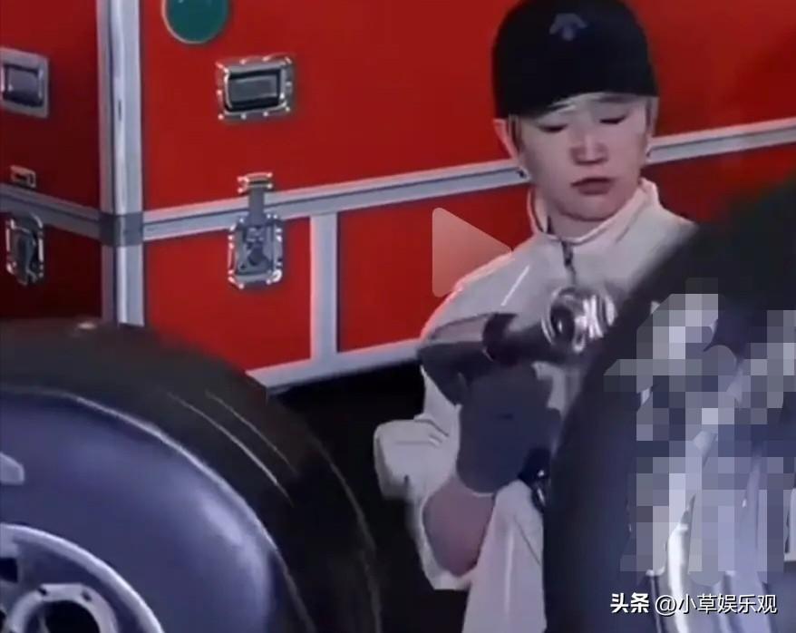 刘亦菲8秒换胎：撕掉“仙女”标签的那一刻，她帅炸了！

看着刘亦菲弯腰卸螺丝、千