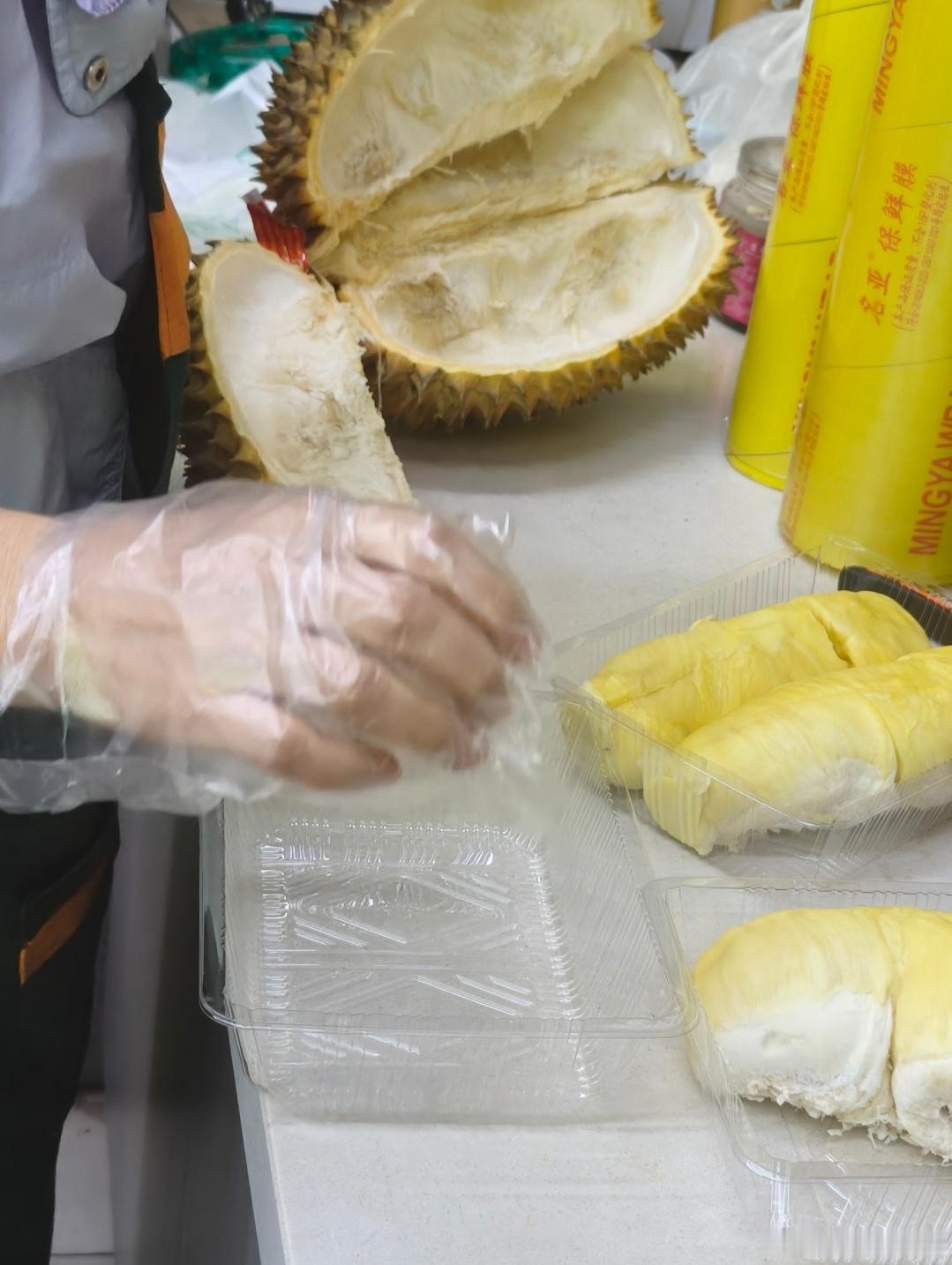 这榴莲真随我，胖嘟嘟圆滚滚，干包黄肉（这句不像） 