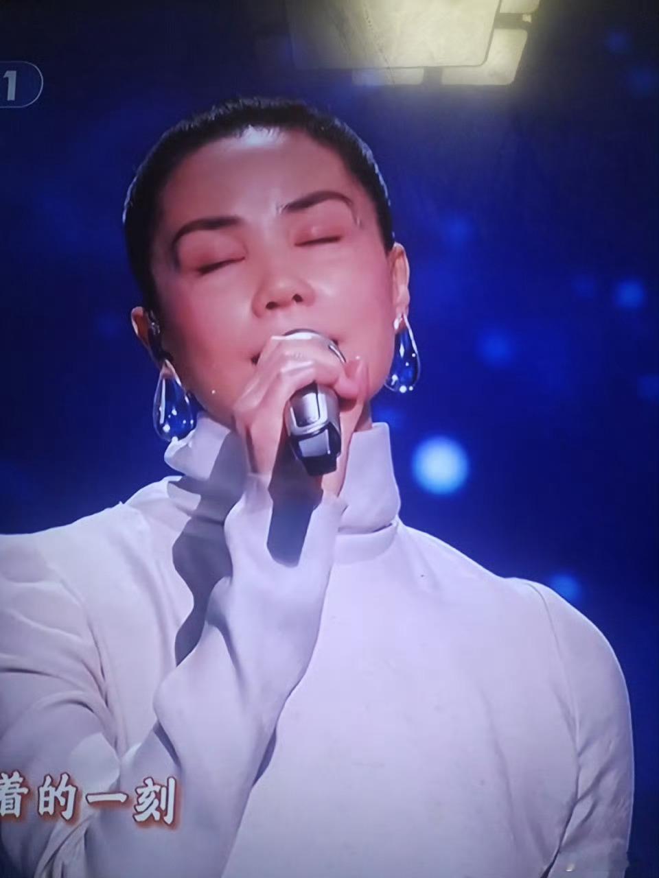 谁给王菲画的眉毛？  比去年又沧桑了不少！ 