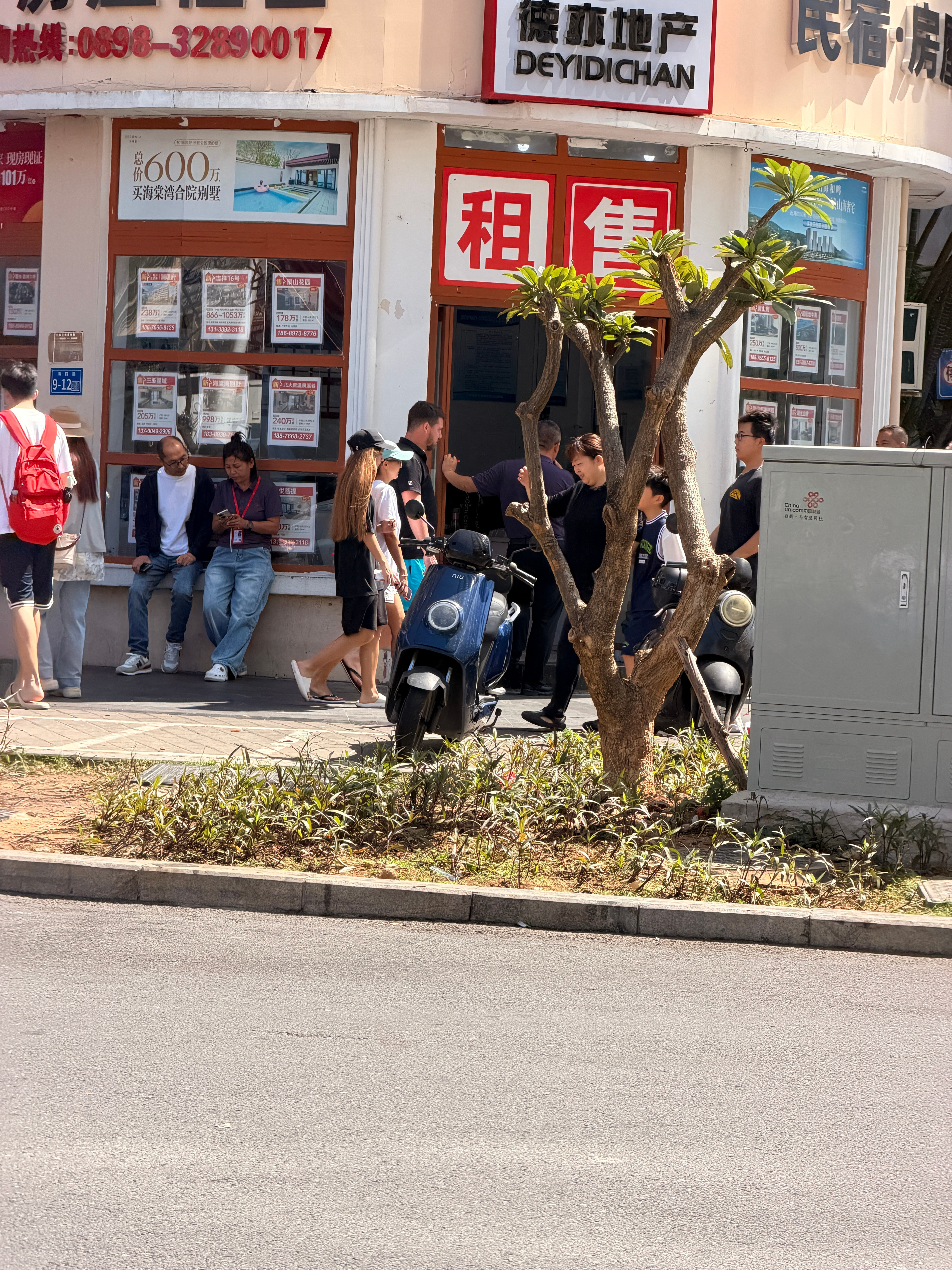 三亚天气是真好！今年来三亚的游客比之前多了整整三倍。饭店老板也说了，今年生意好到