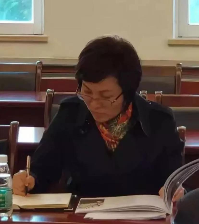 1995年，广州白云国际机场宾馆有一名长相普通的女孩正在前台接待来店的客人，谁能