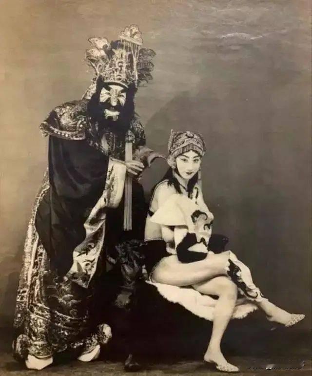 没想到以前的京剧这么前卫大胆
以前的京剧表演
旦角一般都是男人饰演
这是京剧《封