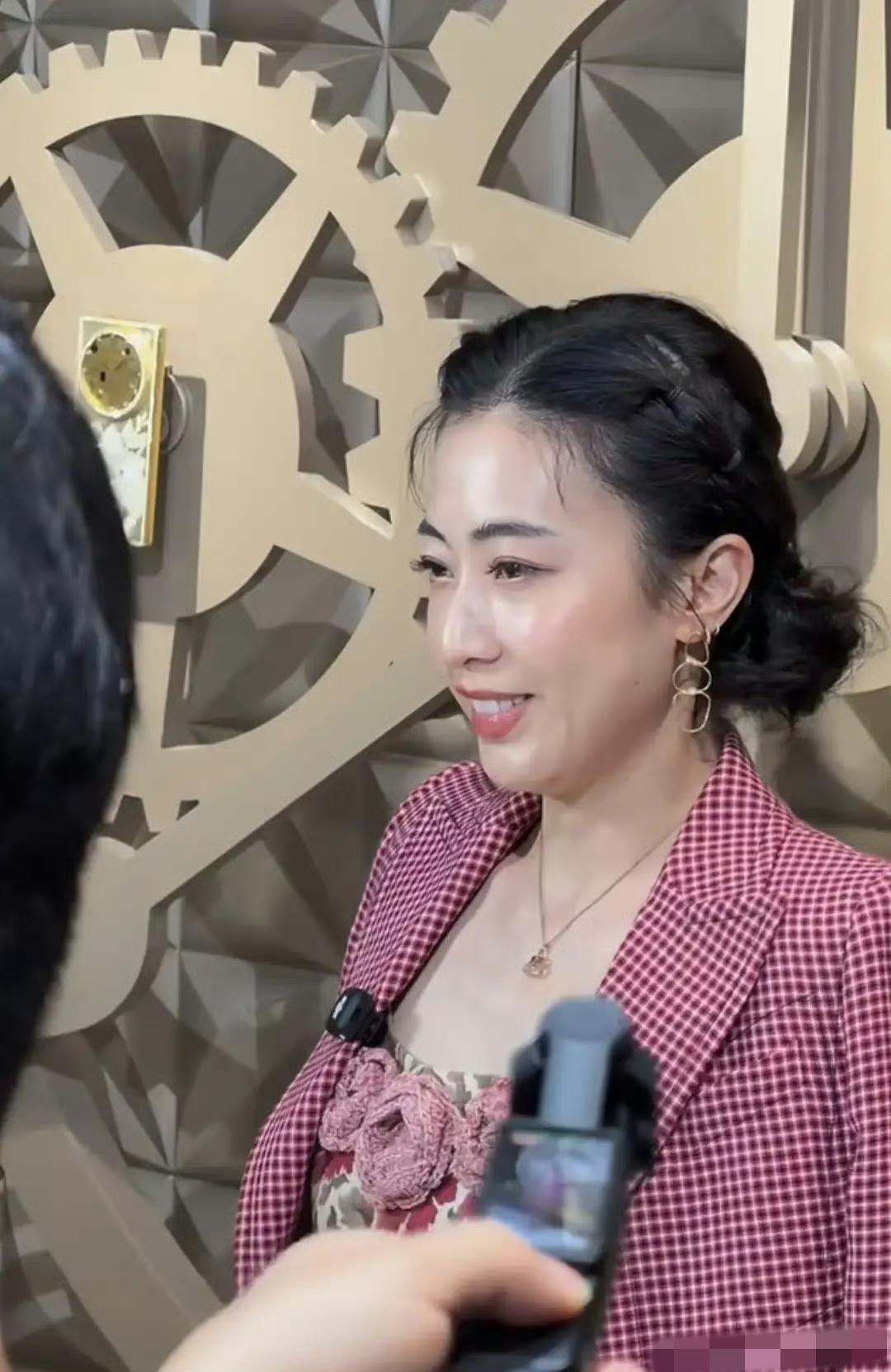 香港女首富甘比近日现身上海，气质温婉引人注目。她面庞圆润、天庭饱满，尽显传统福相