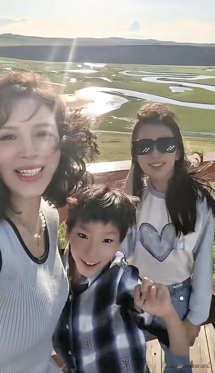 金巧巧带儿子女儿去内蒙大草原游玩，女儿又长高了，儿子也到妈妈肩膀了，儿子越长越像