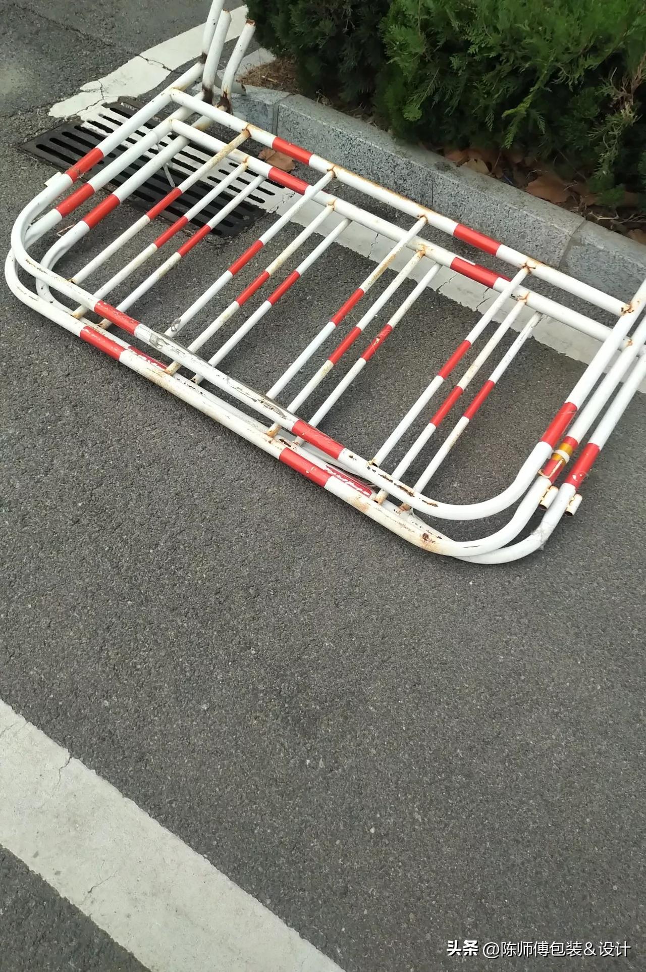 泰安昨夜的风可真不小 ,早上起来看到小区的门杆折了 ,护栏 .电动车倒了 ,还坏