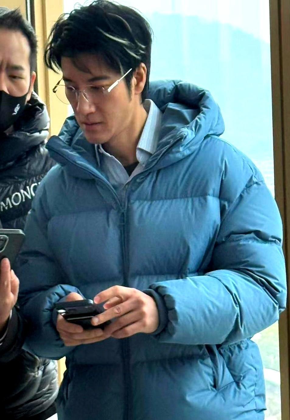 王力宏这是要干嘛！49岁在杭州街头被拍，这状态是认真的？

就在杭州的街头，他！