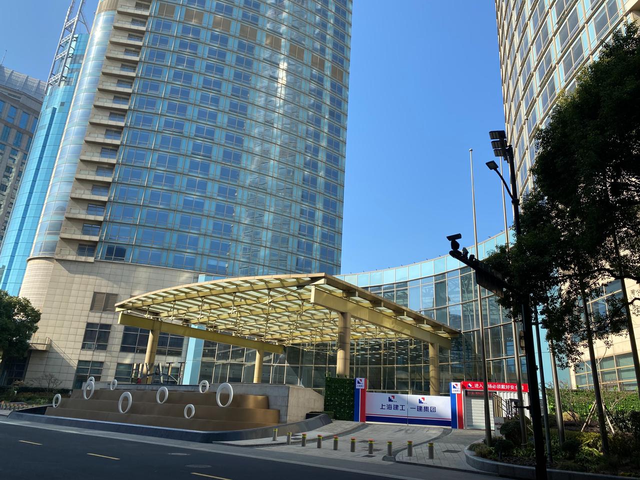 路过外滩海鸥饭店斜对面的“HYATT”门口围上了上海建工的围挡，不知道怎么回事？