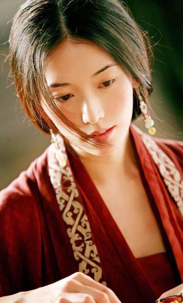 982年，萧太后在皇帝死后，便迫不及待想要改嫁于他，可面对心爱的女子，他却一口回