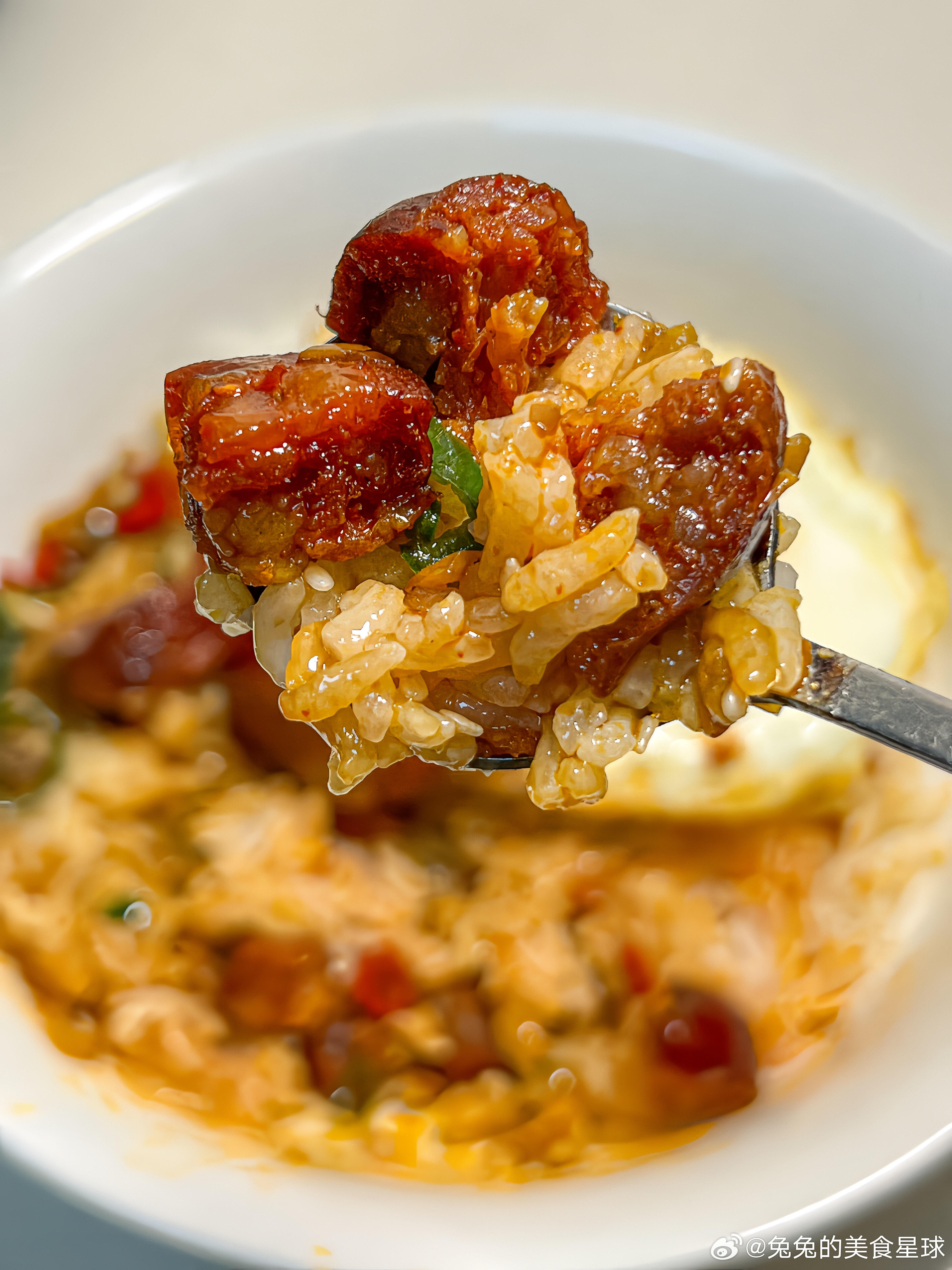 老式拌饭🍛老式拌饭的灵魂，还得是煸得焦香的四川香肠片！往热乎的米饭上一铺，简单