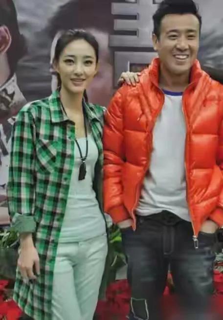 于和伟身边的美女是谁？
你们认识吗？
她的颜值在线，她的身材很苗条，她的笑容很灿
